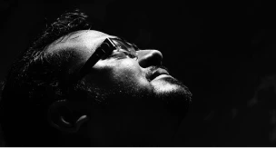 Portrait en noir et blanc d'un homme regardant vers le haut, symbolisant la spiritualité, la quête de réponses. Portrait en noir et blanc d'un homme regardant vers le haut, symbolisant la spiritualité, la quête de réponses.