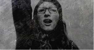 Portrait en noir et blanc d'une femme levant le poing et s'exprimant avec passion, symbolisant la lutte pour la justice sociale et la détermination dans l'activisme. Portrait en noir et blanc d'une femme levant le poing et s'exprimant avec passion, symbolisant la lutte pour la justice sociale et la détermination dans l'activisme.